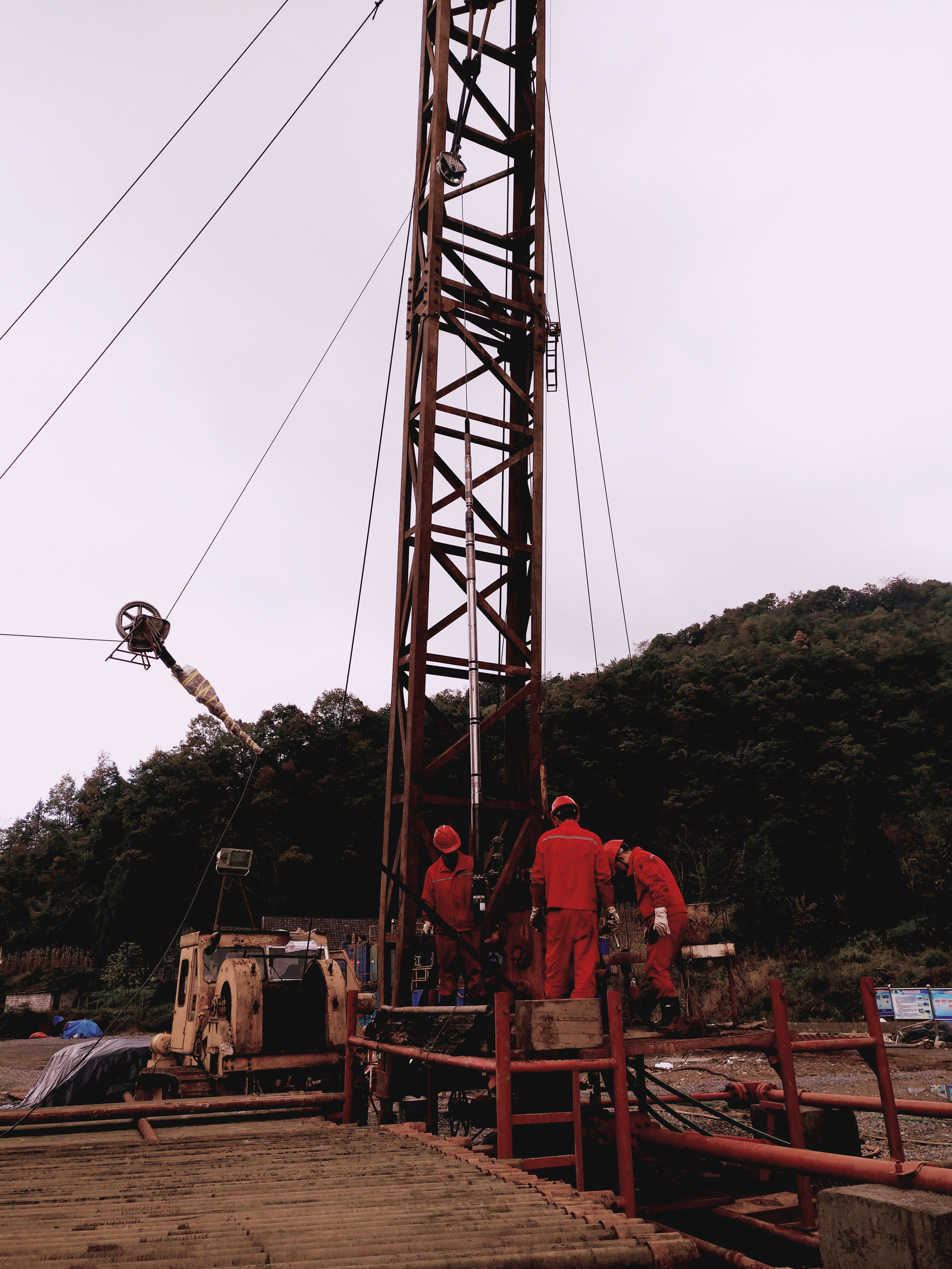 我公司电缆液压桥塞坐封工具圆满完成地质调查局鄂阳页2井桥塞施工作业